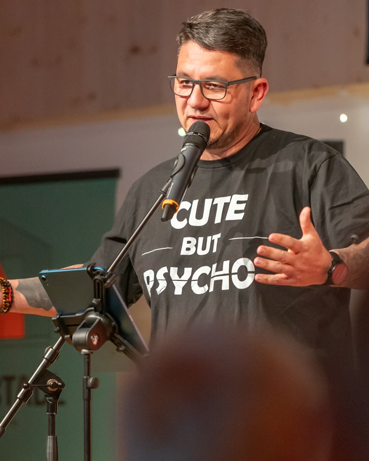 Markus Warscher, Gründer von Mückes Management, am Mikrofon während einer Moderation.
