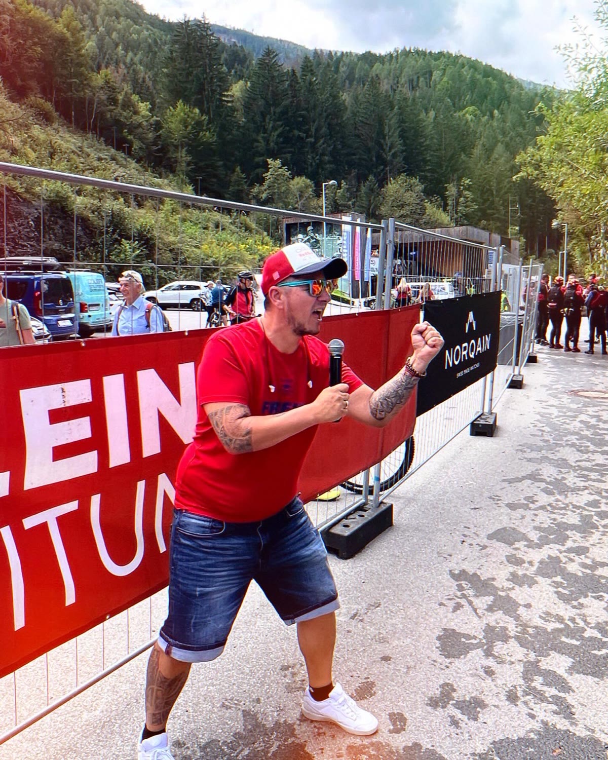 Markus Warscher als Moderator mit Mikrofon beim Red Bull Dolomitenmann.